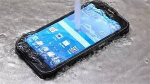 苹果手机掉进水里一半苹果手机掉水里了怎么处理比较好