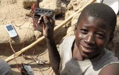 华为手机车上怎么充电
:非洲有很多人拥有手机，但通电的家庭却很少，他们是怎么充电的？