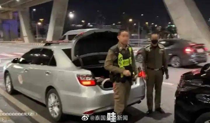 苹果在中国能买到中文版吗:中国女游客称在泰国买到警车接机服务，还能加钱预定警车开道？泰国警方回应