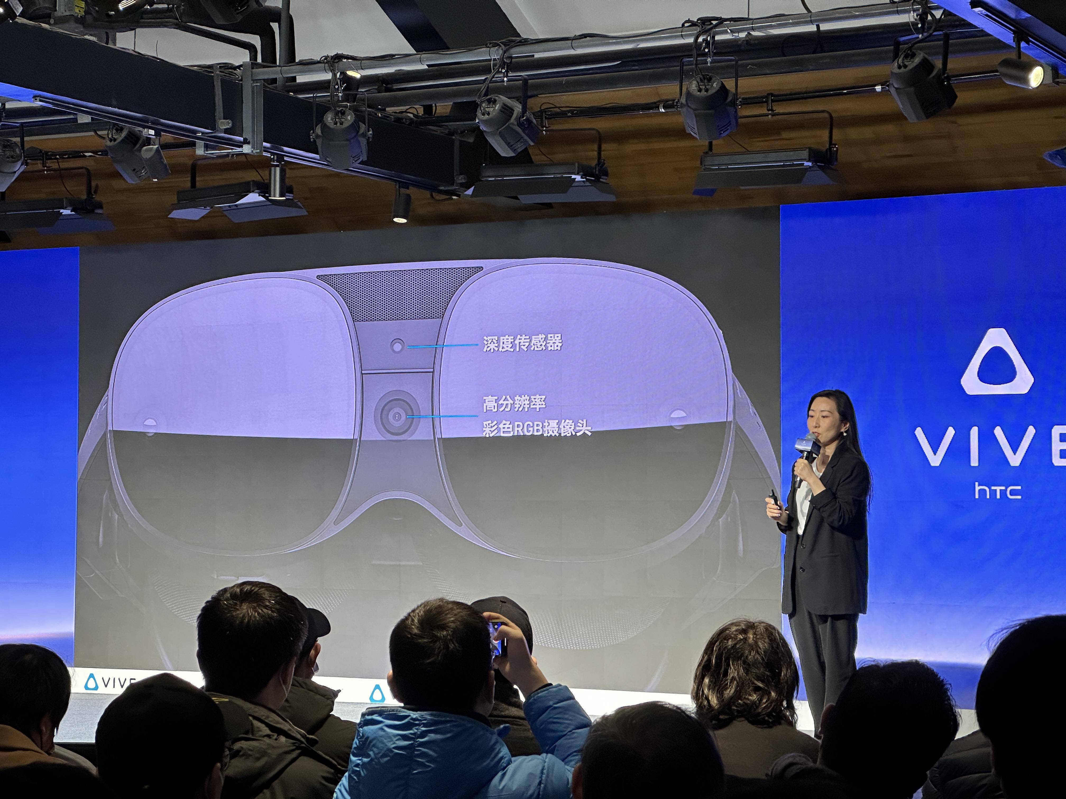 苹果xr电容版手柄:HTC VIVE首款XR一体机：取消头戴设计 VR与MR一体 售价9888元